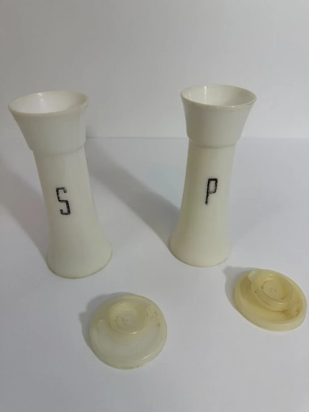Vtg Tupperware Large Hourglass Salt & Pepper Shakers 6